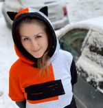 Вид спереди худи с ушками в стиле колорблок по выкройке Веры Ольховской